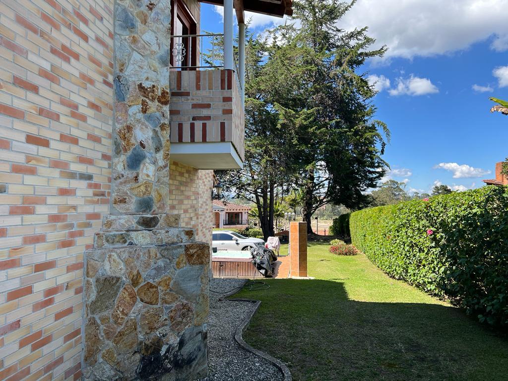 Jardín y fachada de la casa finca